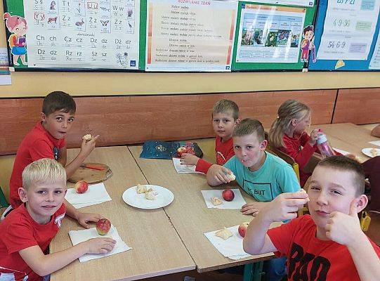Dzień jabłka w klasach młodszych