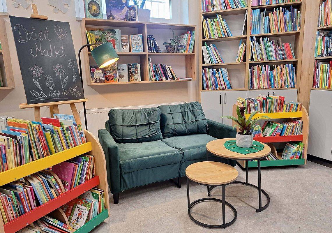 Nowy kącik czytelniczy w bibliotece.