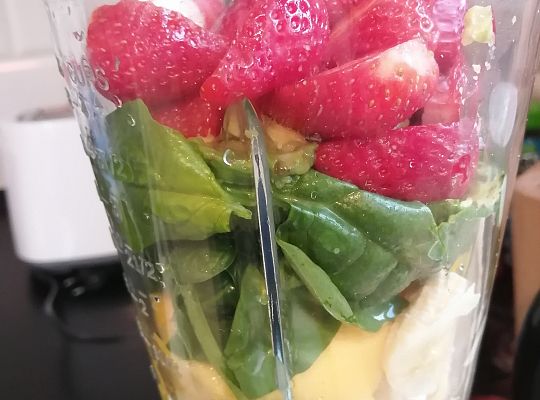 Zrobiony ze szpinaku ,awokado,banana,truskawek,mango i pomarańczy oraz wody