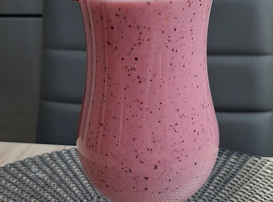 Jogurt z owocami jagodowymi