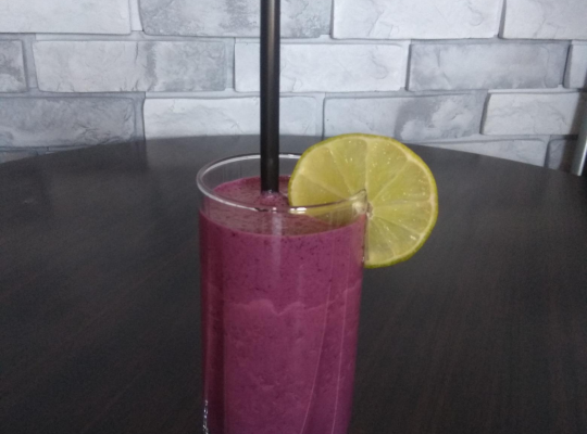 Koktajl jagodowy w wykonaniu Kacpra