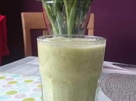 Szpinak, jabłko, suszona żurawina, nasiona chia, siemię lniane, jogurt naturalny, woda - Marcelina dodała od siebie kwiatki