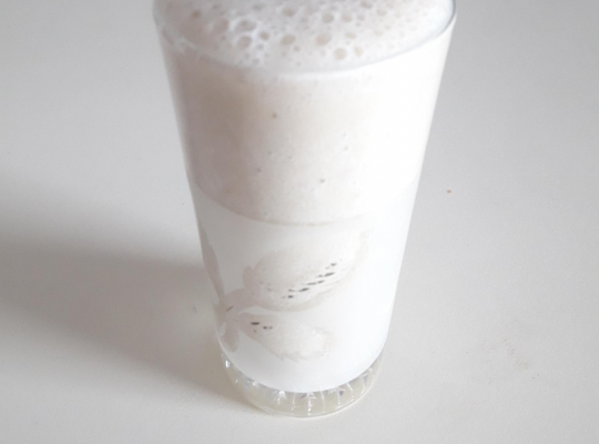 Napój Szymona - 1 banan, mleko, lyzeczka cukru