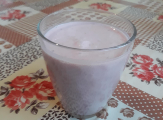 Mleko,truskawki,odrobina cukru waniliowego