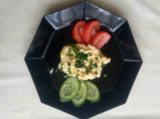 Moje sniadanie:jajecznica na maśle,pomidor,ogorek,czypiorek,odrobina soli i pieprzu