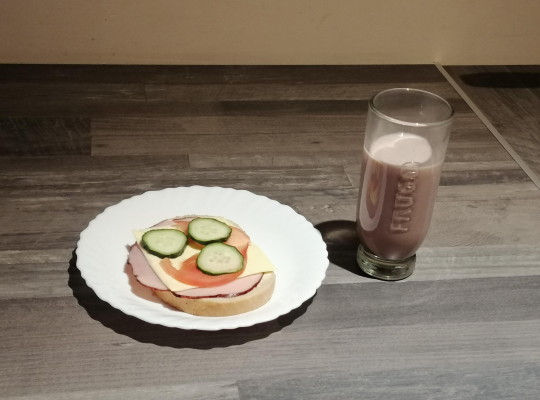 Składniki: kakao, ogórek, pomidor, kiełbasa, ser, chleb