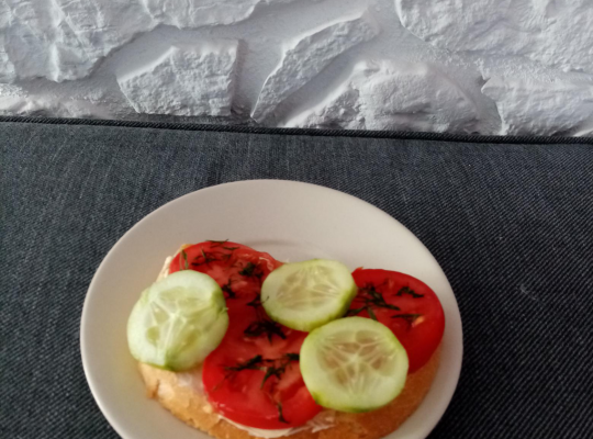 Składniki:masło, ogórek, pomidor, kromka chleba, koperek ( na zdjęciu wyszedł czarny)