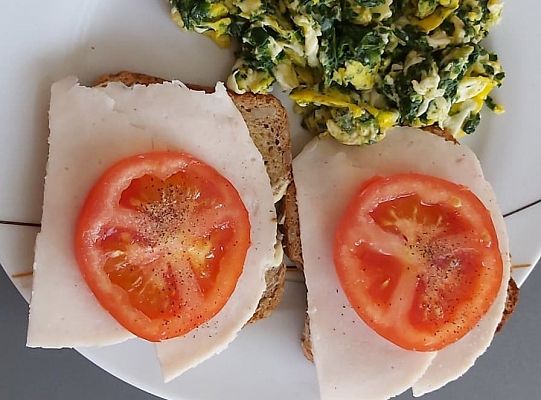 Jajecznica ze szpinakiem kanapka z szynką i pomidorkiem