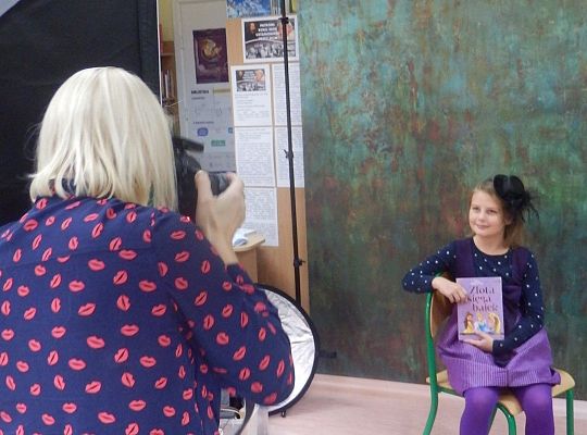 Z książką Ci do twarzy – warsztaty fotograficzne klasy III a z fotografem, Panią Justyną Szewczyk ze Strzebielina