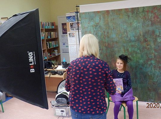 Z książką Ci do twarzy – warsztaty fotograficzne klasy III a z fotografem, Panią Justyną Szewczyk ze Strzebielina