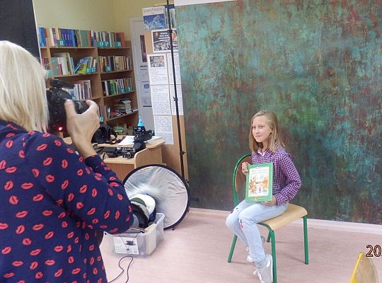 Z książką Ci do twarzy – warsztaty fotograficzne klasy III a z fotografem, Panią Justyną Szewczyk ze Strzebielina