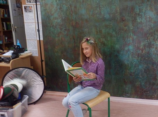 Z książką Ci do twarzy – warsztaty fotograficzne klasy III a z fotografem, Panią Justyną Szewczyk ze Strzebielina