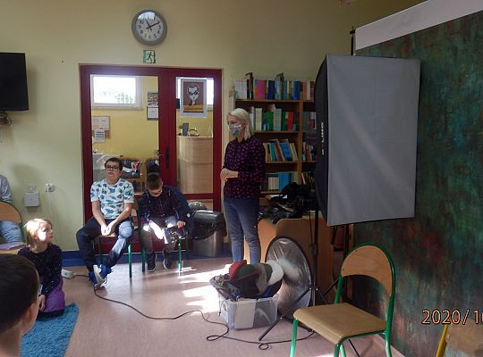 Z książką Ci do twarzy – warsztaty fotograficzne klasy III a z fotografem, Panią Justyną Szewczyk ze Strzebielina