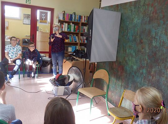 Z książką Ci do twarzy – warsztaty fotograficzne klasy III a z fotografem, Panią Justyną Szewczyk ze Strzebielina