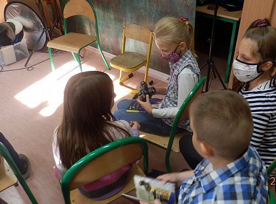 Z książką Ci do twarzy – warsztaty fotograficzne klasy III a z fotografem, Panią Justyną Szewczyk ze Strzebielina