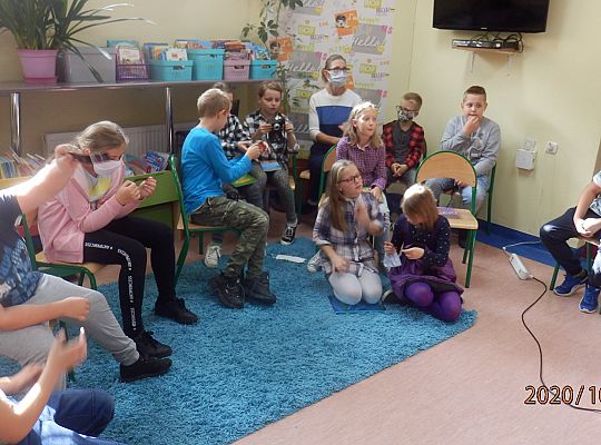 Z książką Ci do twarzy – warsztaty fotograficzne klasy III a z fotografem, Panią Justyną Szewczyk ze Strzebielina