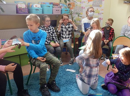 Z książką Ci do twarzy – warsztaty fotograficzne klasy III a z fotografem, Panią Justyną Szewczyk ze Strzebielina