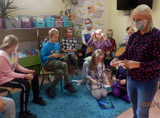 Z książką Ci do twarzy – warsztaty fotograficzne klasy III a z fotografem, Panią Justyną Szewczyk ze Strzebielina