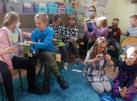 Z książką Ci do twarzy – warsztaty fotograficzne klasy III a z fotografem, Panią Justyną Szewczyk ze Strzebielina