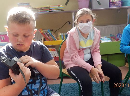 Z książką Ci do twarzy – warsztaty fotograficzne klasy III a z fotografem, Panią Justyną Szewczyk ze Strzebielina