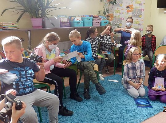 Z książką Ci do twarzy – warsztaty fotograficzne klasy III a z fotografem, Panią Justyną Szewczyk ze Strzebielina