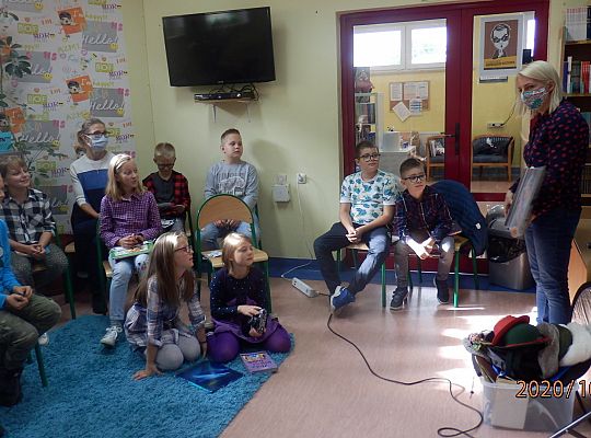 Z książką Ci do twarzy – warsztaty fotograficzne klasy III a z fotografem, Panią Justyną Szewczyk ze Strzebielina