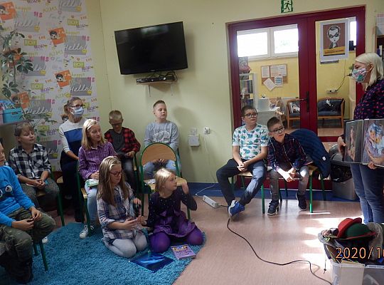 Z książką Ci do twarzy – warsztaty fotograficzne klasy III a z fotografem, Panią Justyną Szewczyk ze Strzebielina