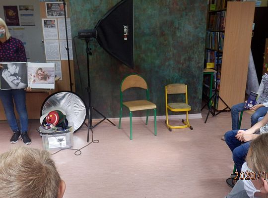 Z książką Ci do twarzy – warsztaty fotograficzne klasy III a z fotografem, Panią Justyną Szewczyk ze Strzebielina