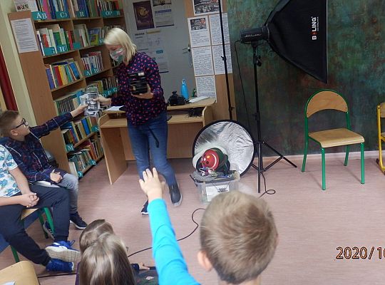 Z książką Ci do twarzy – warsztaty fotograficzne klasy III a z fotografem, Panią Justyną Szewczyk ze Strzebielina