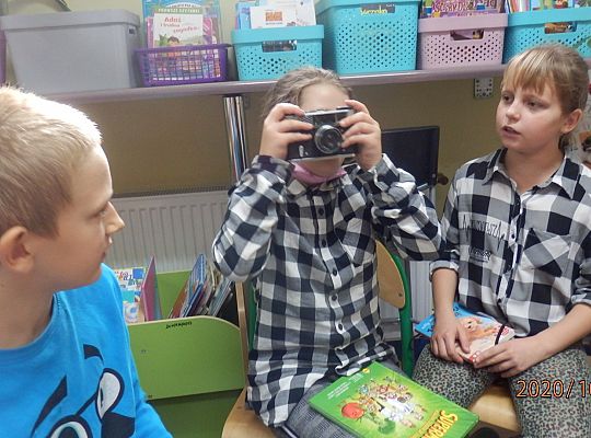 Z książką Ci do twarzy – warsztaty fotograficzne klasy III a z fotografem, Panią Justyną Szewczyk ze Strzebielina