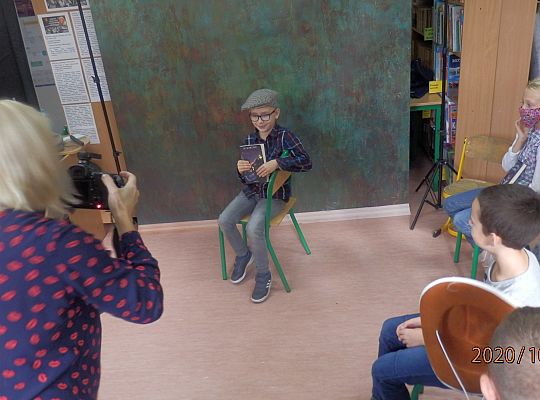 Z książką Ci do twarzy – warsztaty fotograficzne klasy III a z fotografem, Panią Justyną Szewczyk ze Strzebielina