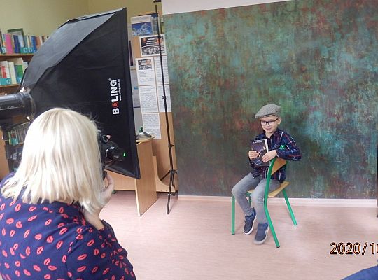 Z książką Ci do twarzy – warsztaty fotograficzne klasy III a z fotografem, Panią Justyną Szewczyk ze Strzebielina