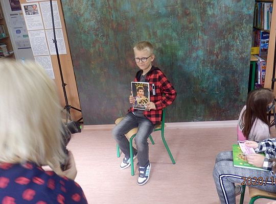 Z książką Ci do twarzy – warsztaty fotograficzne klasy III a z fotografem, Panią Justyną Szewczyk ze Strzebielina