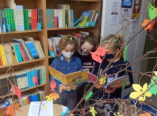 I Międzynarodowa Edycja Ogólnopolskiej Akcji Bicia Rekordu W Czytaniu na Przerwie, połączona z zabawą biblioteczną „Wylosuj sobie książkę na jesienne dni”.