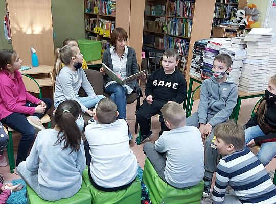 „Babcia i Dziadek od A do Z” spotkanie czytelnicze z klasą II b