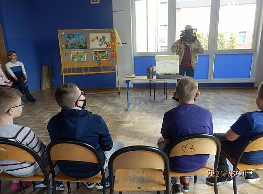 Światowy Dzień Pszczół. Spotkanie klasy III a z Panem Jarosławem Stani