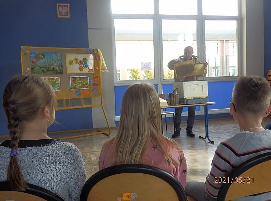 Światowy Dzień Pszczół. Spotkanie klasy III a z Panem Jarosławem Stani