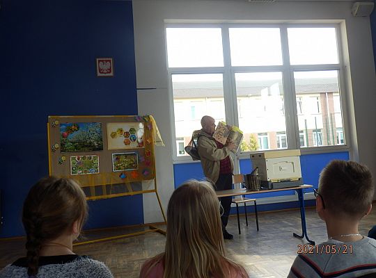 Światowy Dzień Pszczół. Spotkanie klasy III a z Panem Jarosławem Stani