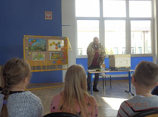 Światowy Dzień Pszczół. Spotkanie klasy III a z Panem Jarosławem Stani