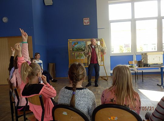 Światowy Dzień Pszczół. Spotkanie klasy III a z Panem Jarosławem Stani