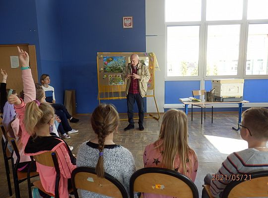 Światowy Dzień Pszczół. Spotkanie klasy III a z Panem Jarosławem Stani