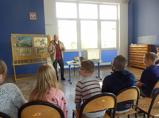 Światowy Dzień Pszczół. Spotkanie klasy III a z Panem Jarosławem Stani