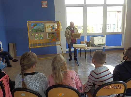 Światowy Dzień Pszczół. Spotkanie klasy III a z Panem Jarosławem Stani