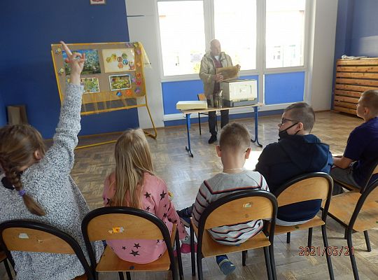 Światowy Dzień Pszczół. Spotkanie klasy III a z Panem Jarosławem Stani