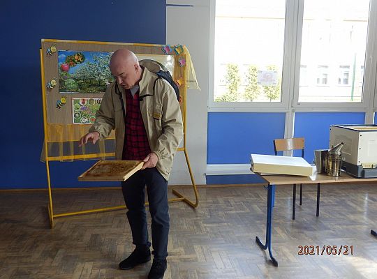 Światowy Dzień Pszczół. Spotkanie klasy III a z Panem Jarosławem Stani