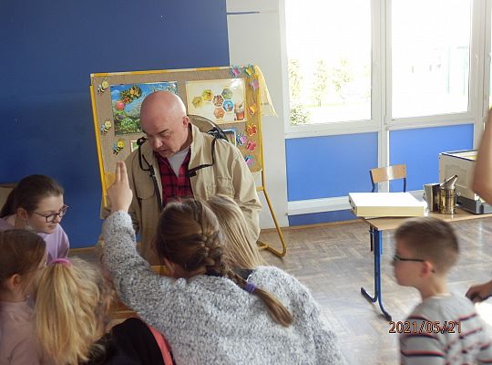 Światowy Dzień Pszczół. Spotkanie klasy III a z Panem Jarosławem Stani