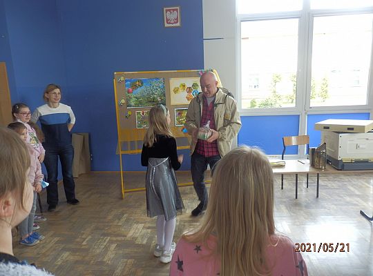 Światowy Dzień Pszczół. Spotkanie klasy III a z Panem Jarosławem Stani