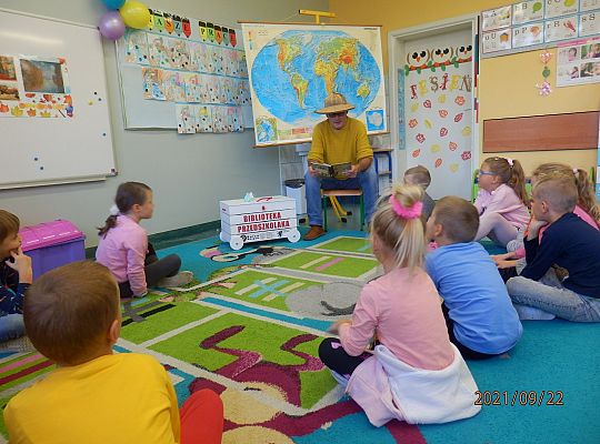 Z książką w podróż dookoła świata