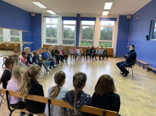 Policjant z wizytuą w klasach pierwszych