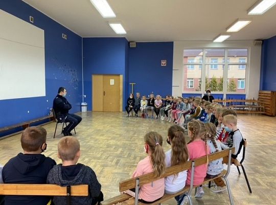 Policjant z wizytuą w klasach pierwszych